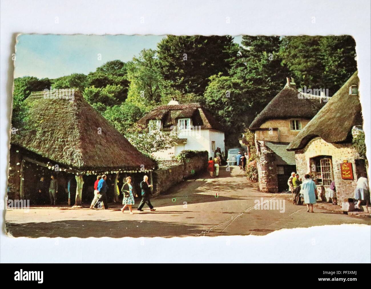 Negli anni sessanta la cartolina a colori che mostra Cockington Forge, Torquay, Devon, Regno Unito Foto Stock