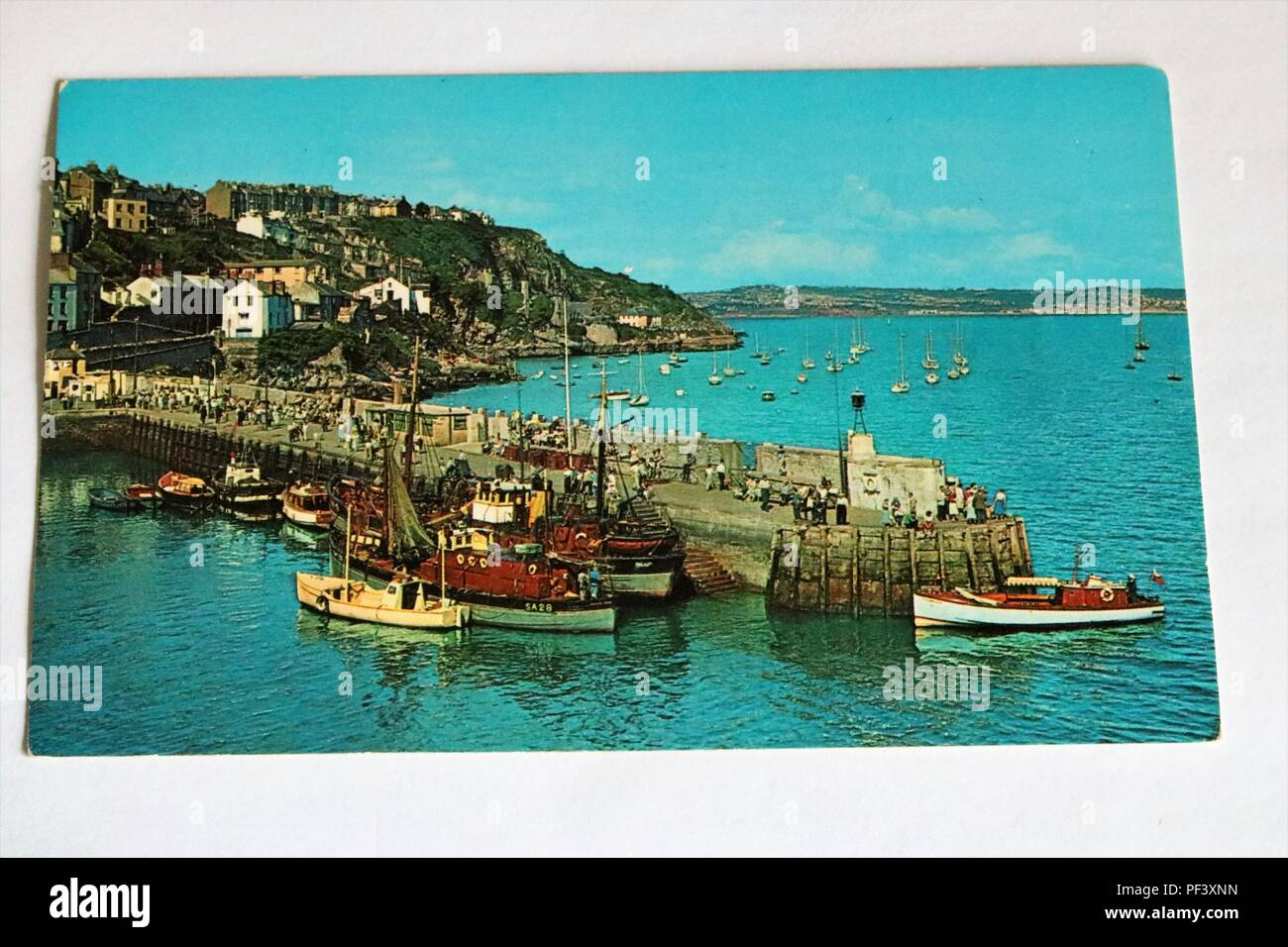 Anni sessanta anni settanta a colori per Foto cartolina del molo, Brixham, Devon, Regno Unito - Storia Sociale Foto Stock