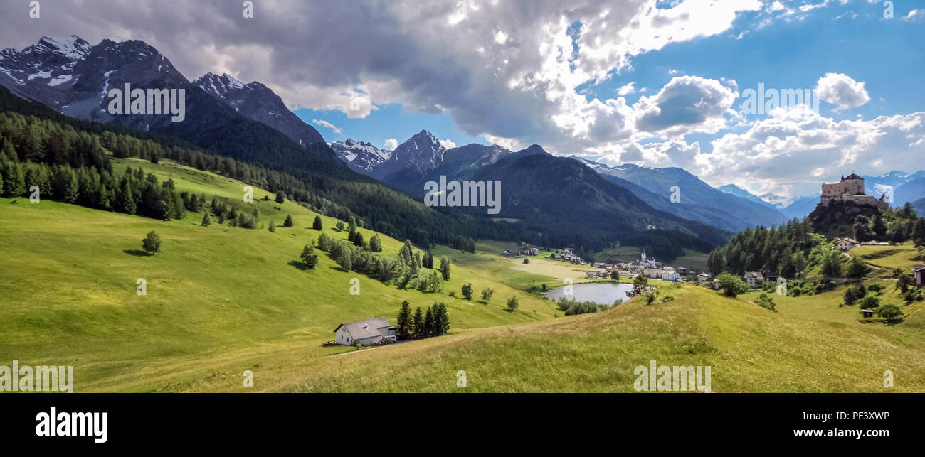 Vista di Tarasp (Grigioni, Svizzera). Vista di Tarasp, un bellissimo villaggio nel cantone dei Grigioni, Svizzera. Foto Stock