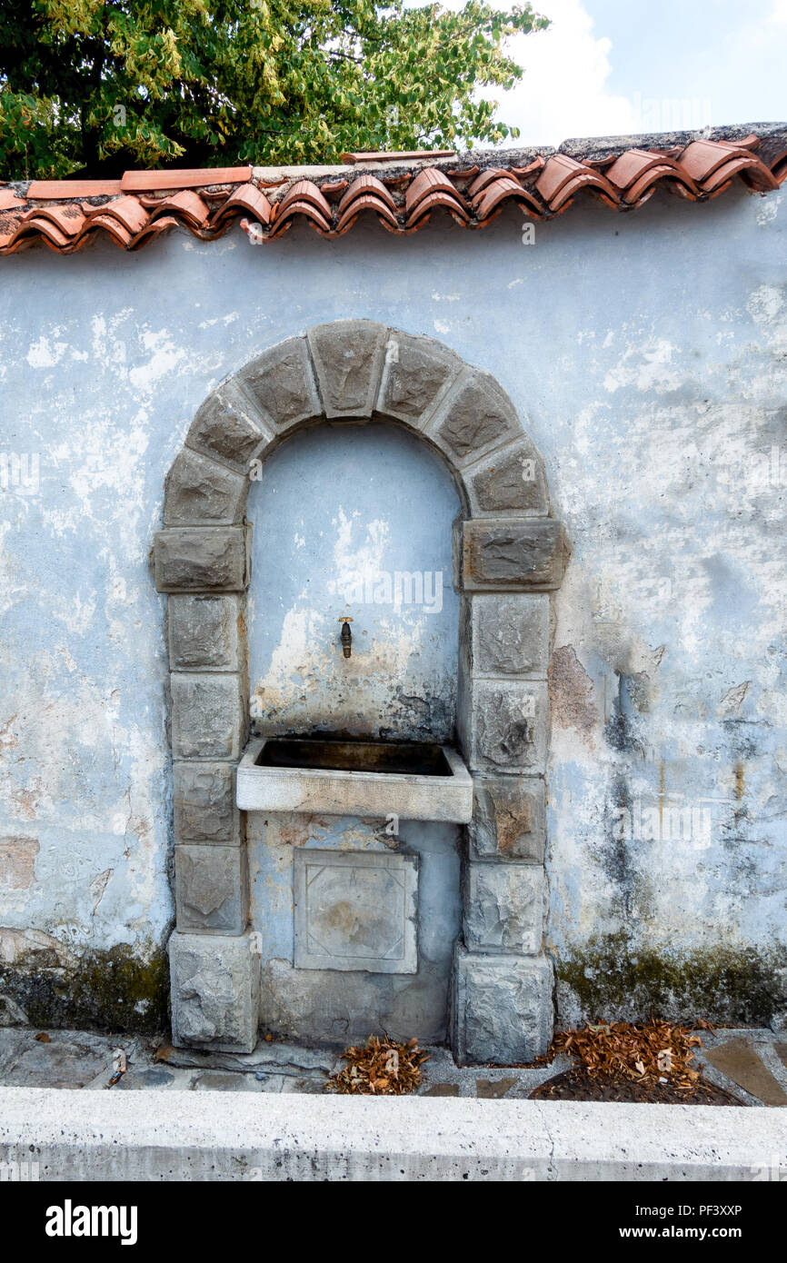 Vintage acqua potabile fontana in Smartno, Goriska Brda, Slovenia Foto Stock