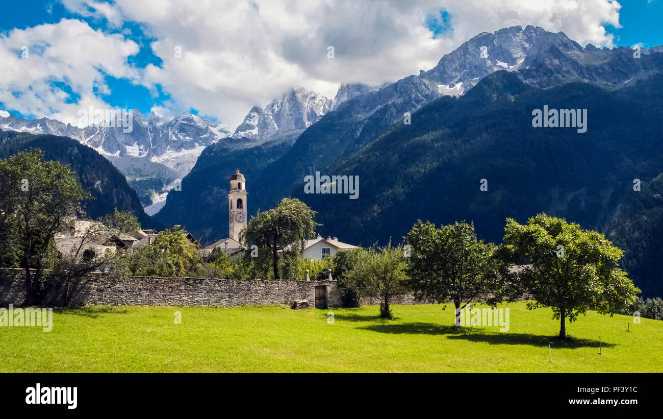 Soglio è un ex comune nel distretto di Maloja nel cantone svizzero dei Grigioni vicino al confine con l'Italia. Foto Stock