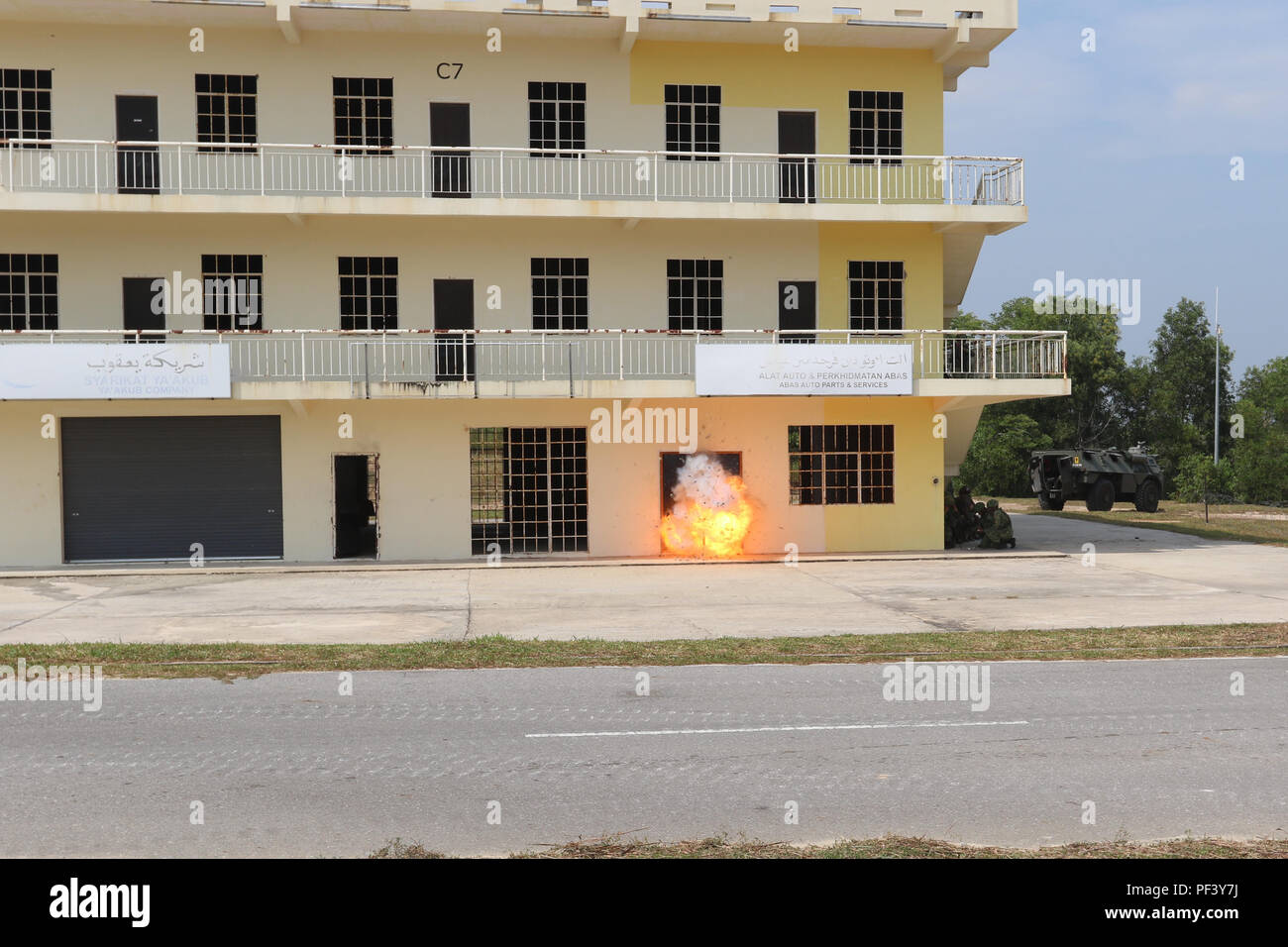 PENANJONG GARRISON, Brunei-- soldati con il primo battaglione, 151st Reggimento di Fanteria, Indiana esercito Guardia Nazionale e i membri del primo battaglione, Royal Brunei Forze terrestri, violazione di una porta con esplosivi durante l'esercizio guerriero Pahlawan presso il Presidio Penanjong, Brunei, 14 agosto 2018. Questa è la prima armata-esercizio dell'esercito tra i RBLF e U.S. Esercito. Soldati RBLF formazione led PER STATI UNITI I soldati durante la guerra nella giungla delle operazioni e U.S. I soldati hanno assunto la leadership training soldati RBLF sulle operazioni militari in terreno urbano tattiche. Entrambi gli eserciti condivise le best practice durante una tematica medica Foto Stock