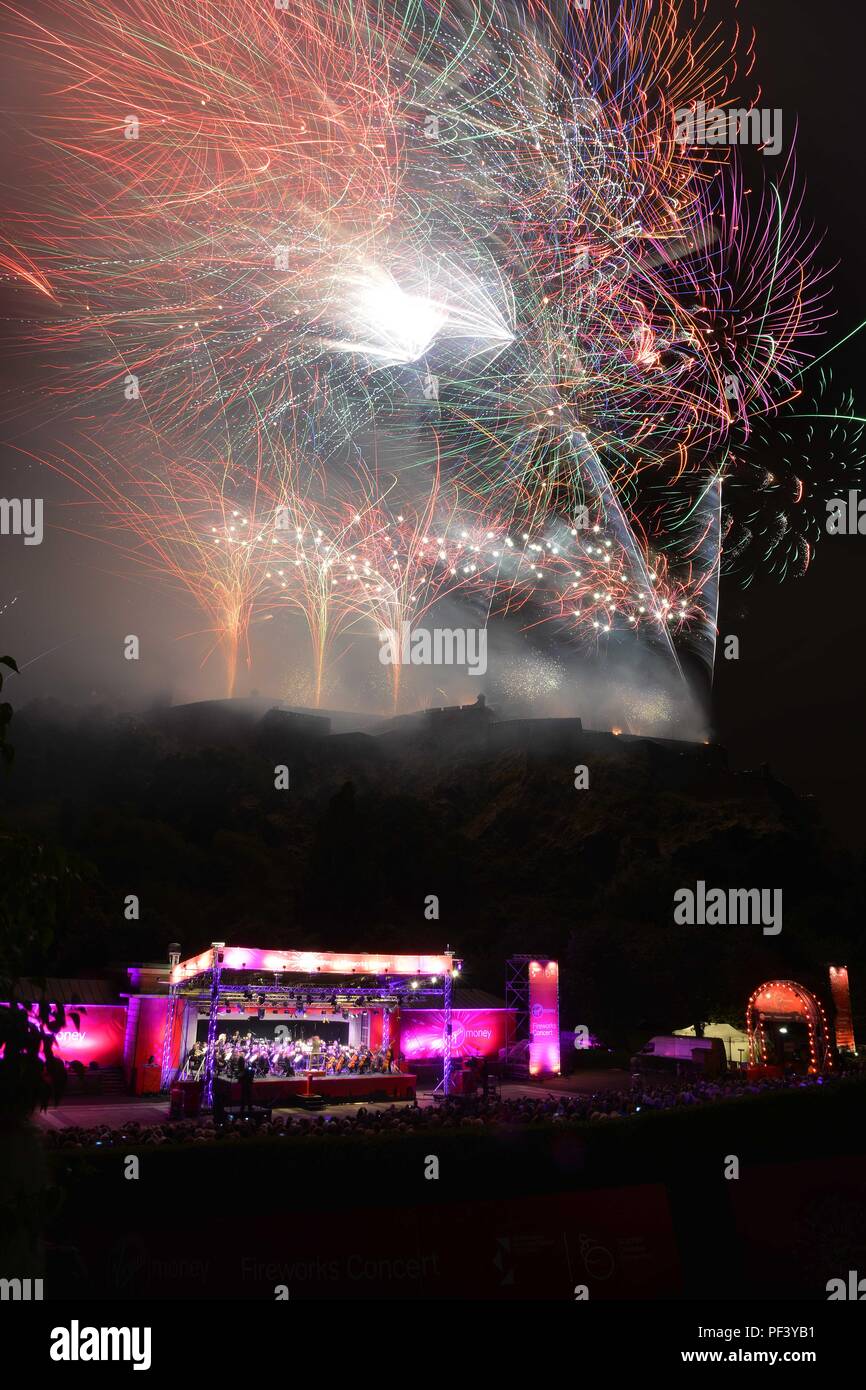 Vergine Concerto denaro segna la fine della Edinburgh Festival Fringe fuochi d'artificio al Ross Bandstand Foto Stock