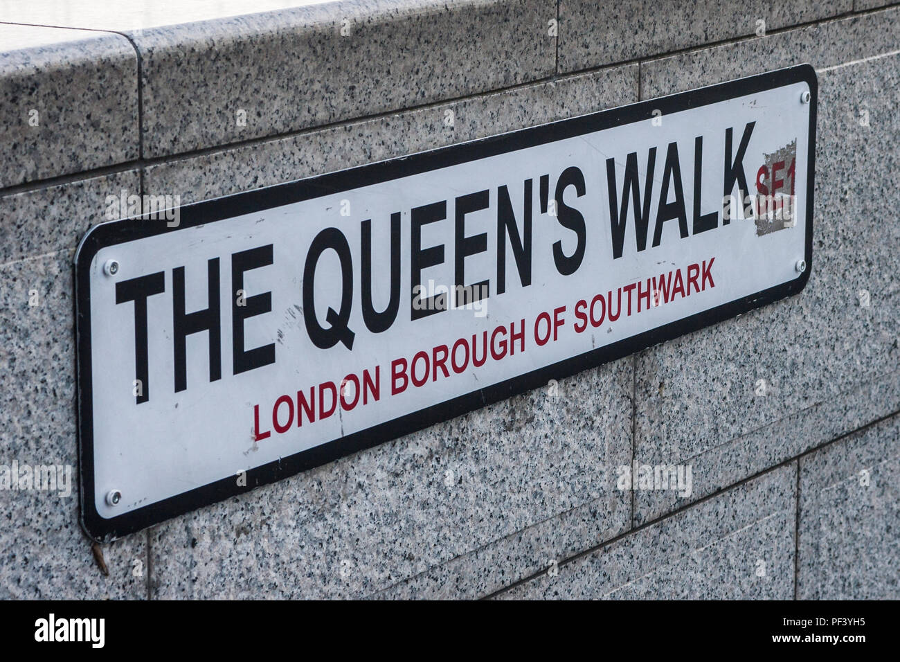 Il Queens a piedi un cartello stradale a Londra Foto Stock