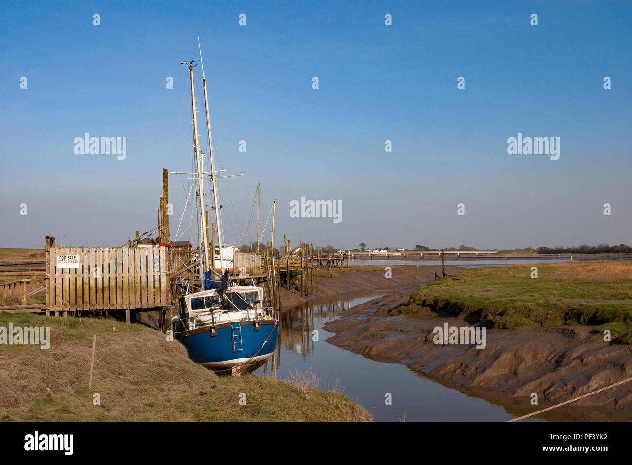 Vecchie barche e pontili in legno in Skippool Creek, nel Lancashire. Foto Stock
