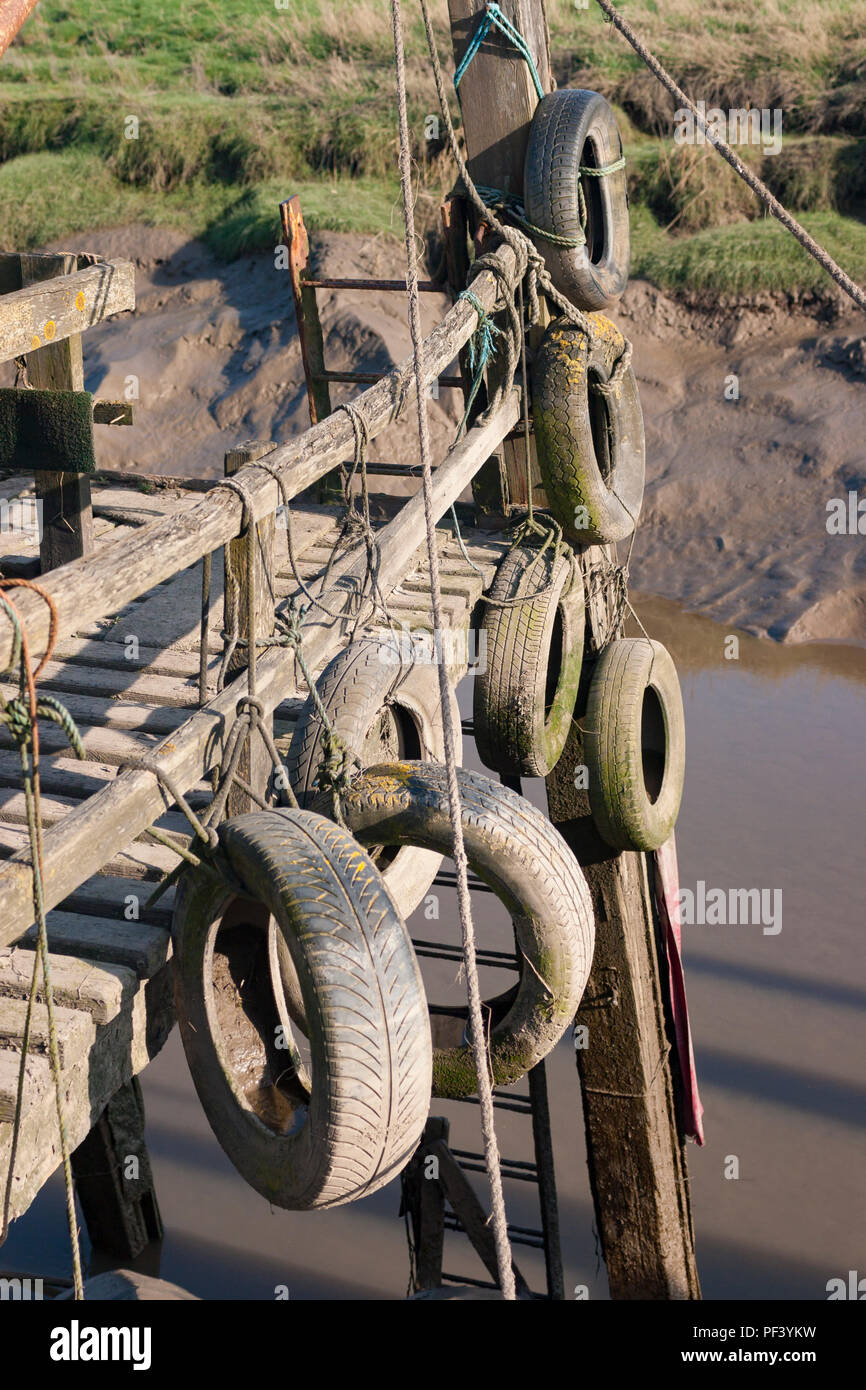 Vecchie barche e pontili in legno in Skippool Creek, nel Lancashire. Foto Stock