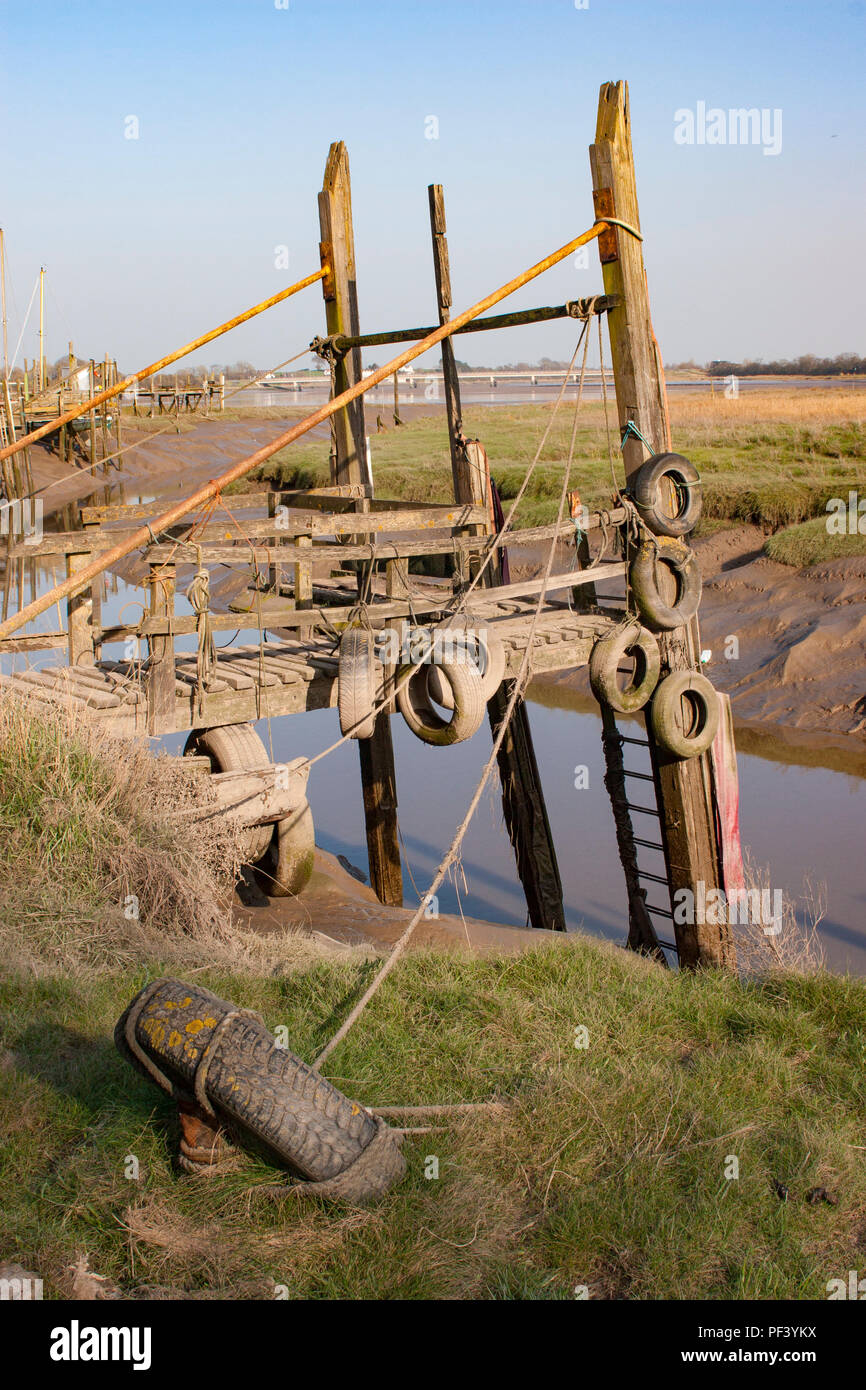 Vecchie barche e pontili in legno in Skippool Creek, nel Lancashire. Foto Stock