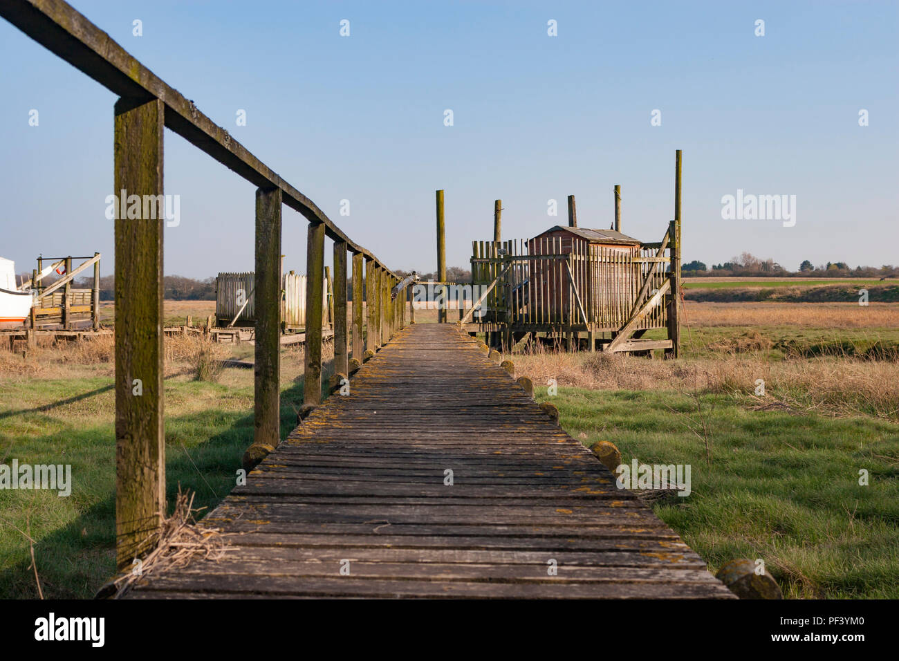 Vecchie barche e pontili in legno in Skippool Creek, nel Lancashire. Foto Stock