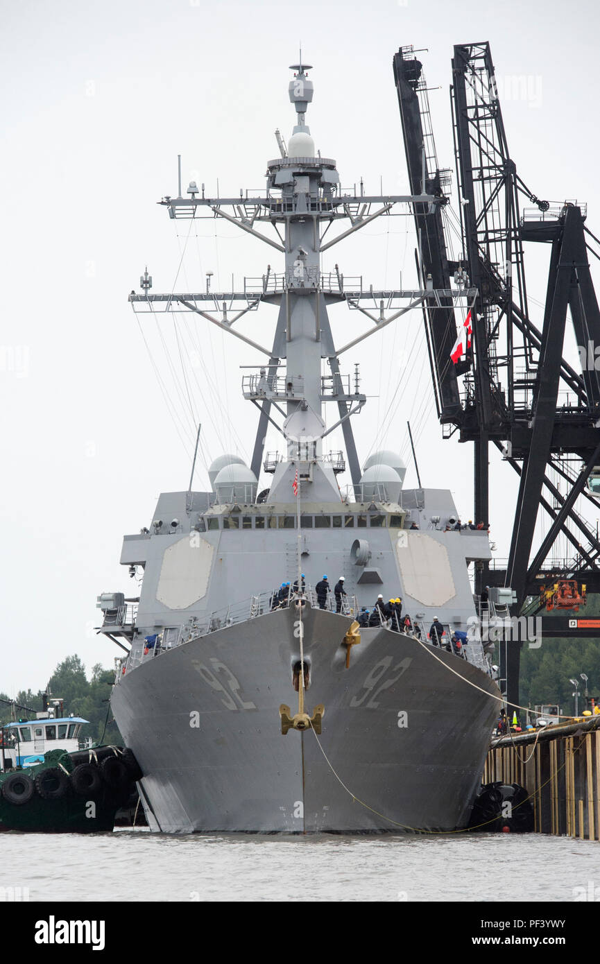 Il Arleigh Burke-class guidato-missile destroyer USS Momsen (DDG 92) arriva al porto di Alaska ad Anchorage in Alaska, Aug.15, 2018. Il Momsen è ad Anchorage in combinato disposto con l'Artico Simposio marittimo. La manifestazione, ospitata dall'Alaskan comando, fornirà un quadro di riferimento per esperti senior leader militari, analisti di intelligence, interagenzie operatori, e marittimo artico esperti in materia per discutere le sfide strategiche associata con Arctic operazioni marittime. (U.S. Air Force foto di Alejandro Peña) Foto Stock