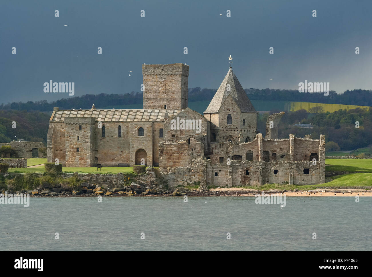 Inchcolm Abbey a Inchcolm Isola, Firth of Forth, Scozia. Foto Stock
