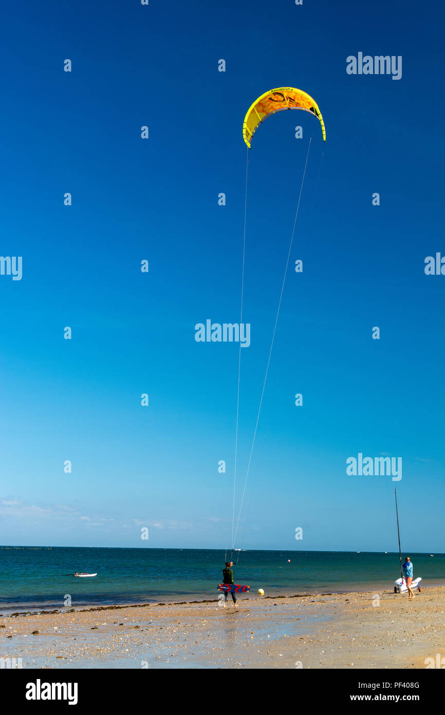 Powerkites nell'oceano atlantico, Île d'Yeu, Francia. Foto Stock