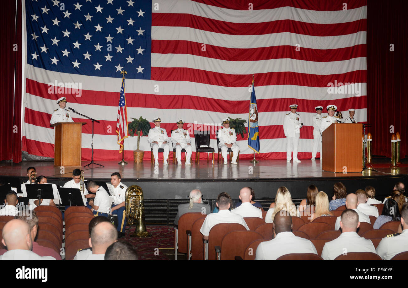 190817-N-DS883-041 SANTA RITA, Guam (Agosto 17, 2018) posteriori Adm. Daryl Caudle, comandante delle forze sottomarine, U.S. Flotta del Pacifico, fornisce osservazioni come oratore ospite durante la Squadriglia Sommergibili (SUBRON) 15 Modifica del comando cerimonia presso la base navale di teatro di Guam, 17 agosto. Il cap. Timothy Poe alleviato Capt. David Schappert come il comandante del SUBRON 15. SUBRON 15 si trova a Polaris Point, Base Navale Guam in Apra Harbor, Guam e consiste di quattro Los Angeles-class sottomarini d'attacco. (U.S. Foto di Marina di Massa lo specialista di comunicazione 2a classe Heather Wamsley/RILASCIATO) Foto Stock
