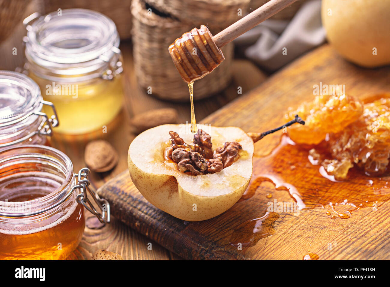 Dolci pere al forno con miele, noci in orizzontale Foto Stock