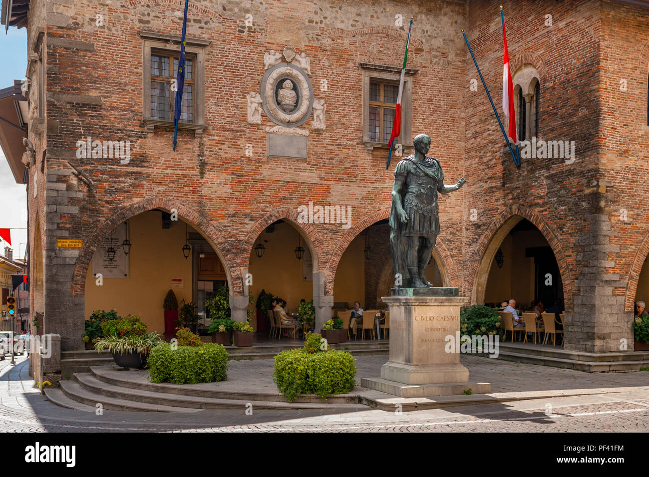Statua in bronzo di Giulio Cesare, fondatore della città in Piazza del Duomo a Cividale del Friuli, Italia Foto Stock