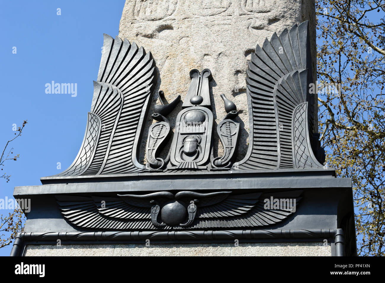 Decorazioni egiziane alla base dell'Obelisco di Cleopatra ago monumento, Victoria imbarco, London, England, Regno Unito Foto Stock