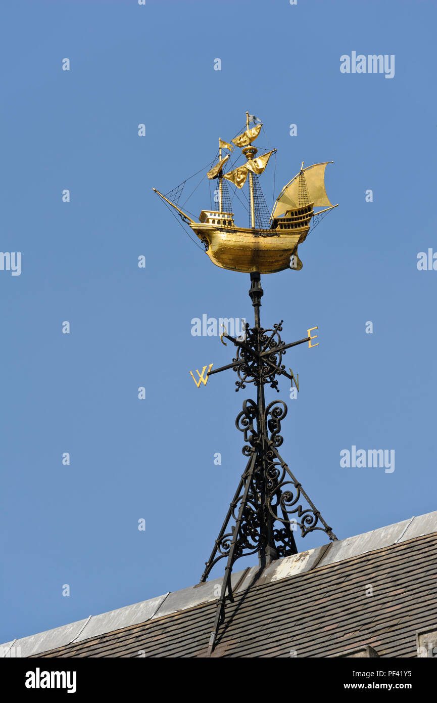 Una nave a vela la direzione del vento sul tetto di un palazzo di appartamenti vicino a Victoria Imbarco in London, England, Regno Unito Foto Stock