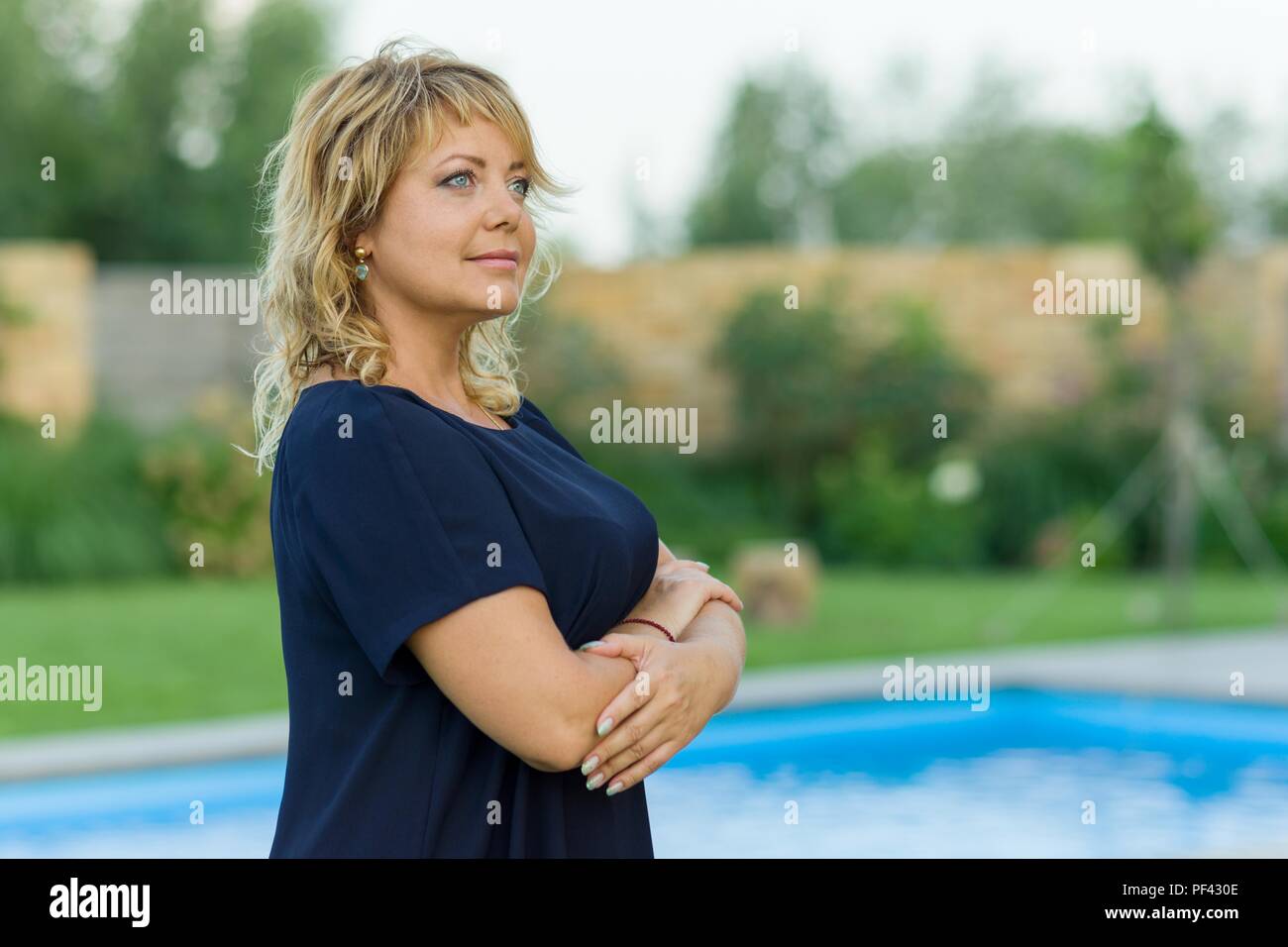Outdoor ritratto della coppia di mezza età donna femmina, sorridente, natura sfondo, spazio di copia Foto Stock