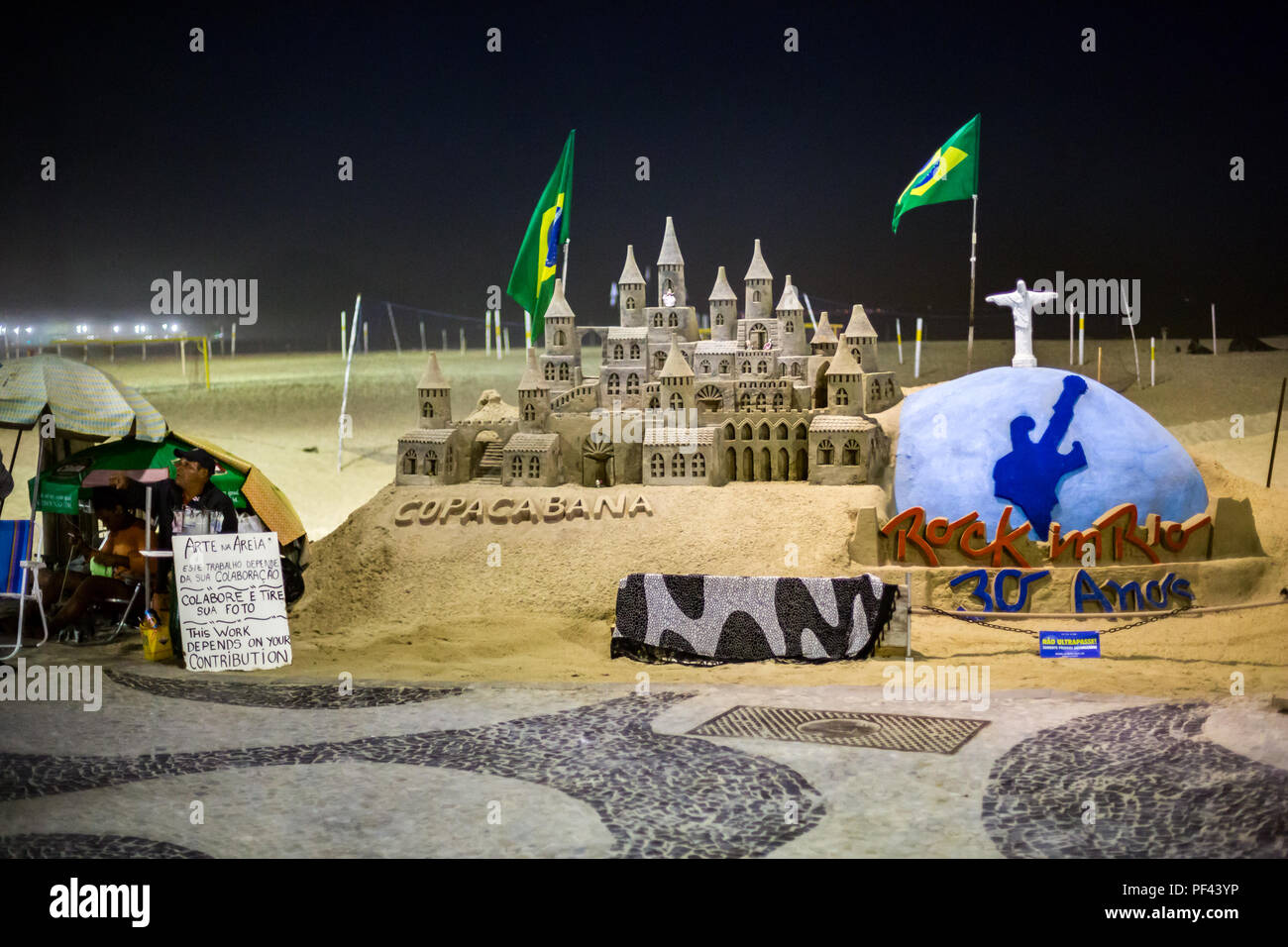 Artista e il suo castello di sabbia sulla spiaggia di Capacabana Foto Stock