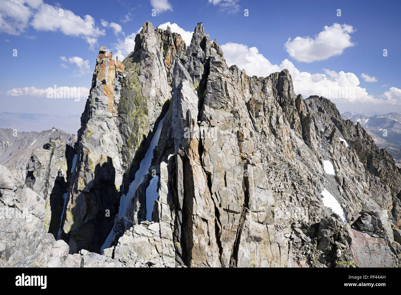 Ripide guglie di roccia lungo il crinale tra il Monte Bolton marrone e il Prater Mountain nelle montagne della Sierra Nevada della California Foto Stock