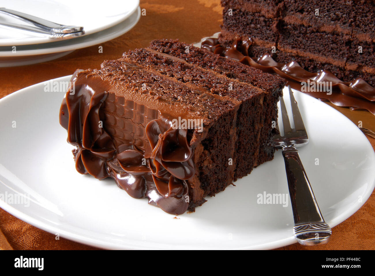 Una fetta della ricca torta al cioccolato fondente Foto Stock