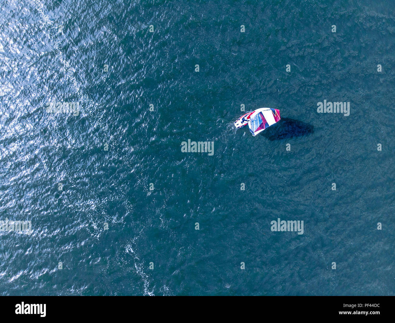 Vista aerea di un surfista in acqua durante il giorno d'estate. drone fotografia Foto Stock