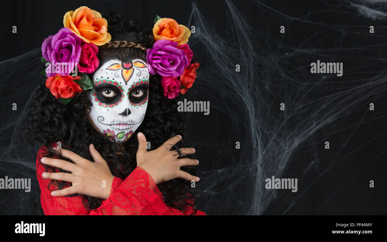 Closeup ritratto di Calavera Catrina. Bambina con teschio di zucchero del trucco. Il dia de los Muertos. Il giorno dei morti. Halloween. Foto Stock