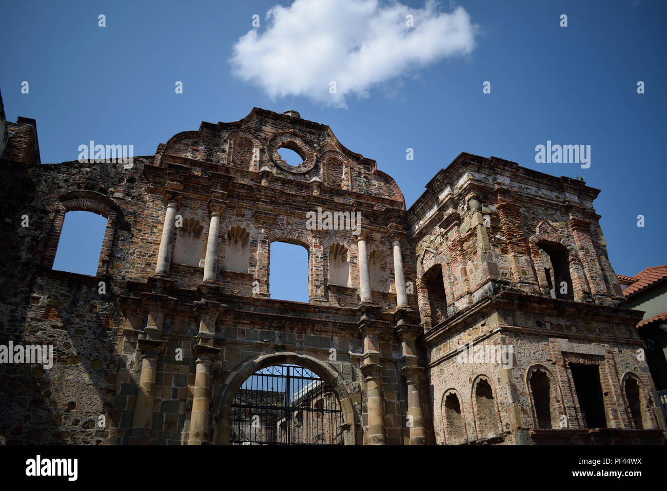 I resti di una vecchia chiesa nella periferia della città di Panama, a Panama. Foto Stock