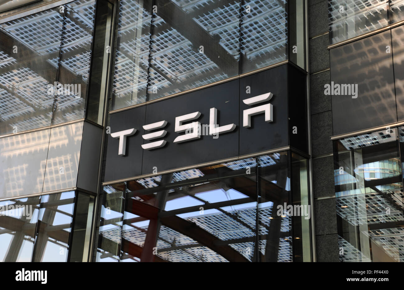 Milano, Italia - 30 luglio 2018: Tesla cartello store in Piazza Gae Aulenti piazza in Milano, Italia Foto Stock