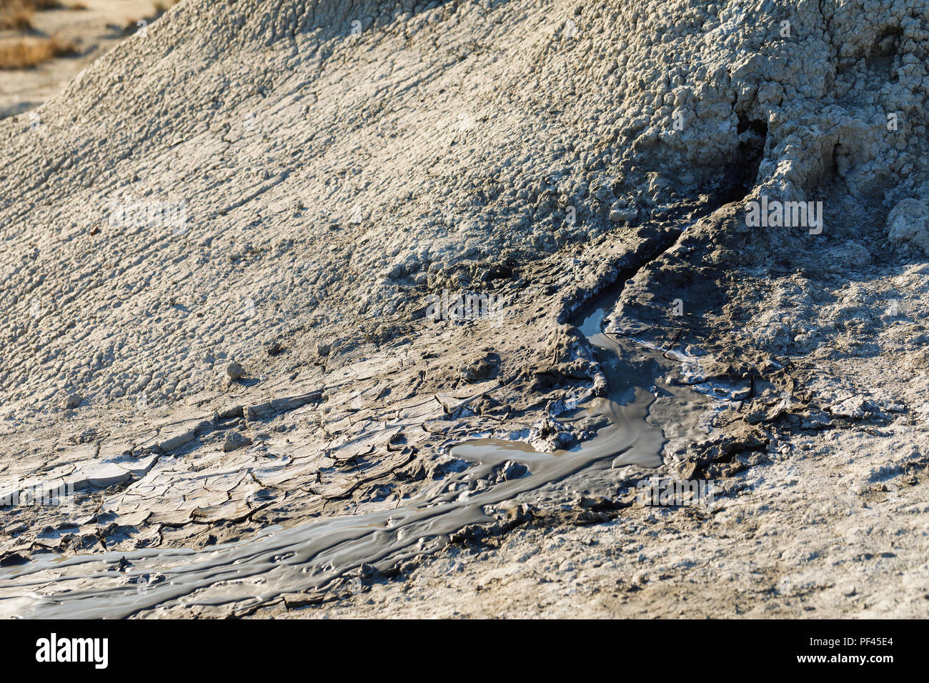 Fango attivo vulcano della Regione Krasnodar con il nome locale "Hugo", primo piano. La Russia Foto Stock