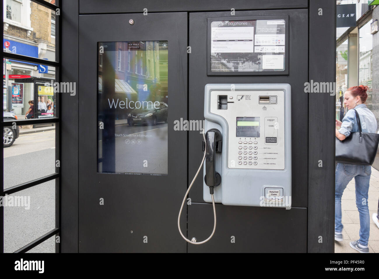 Nuovo Mondo telefoni pubblici a Putney High Street, London, Regno Unito Foto Stock