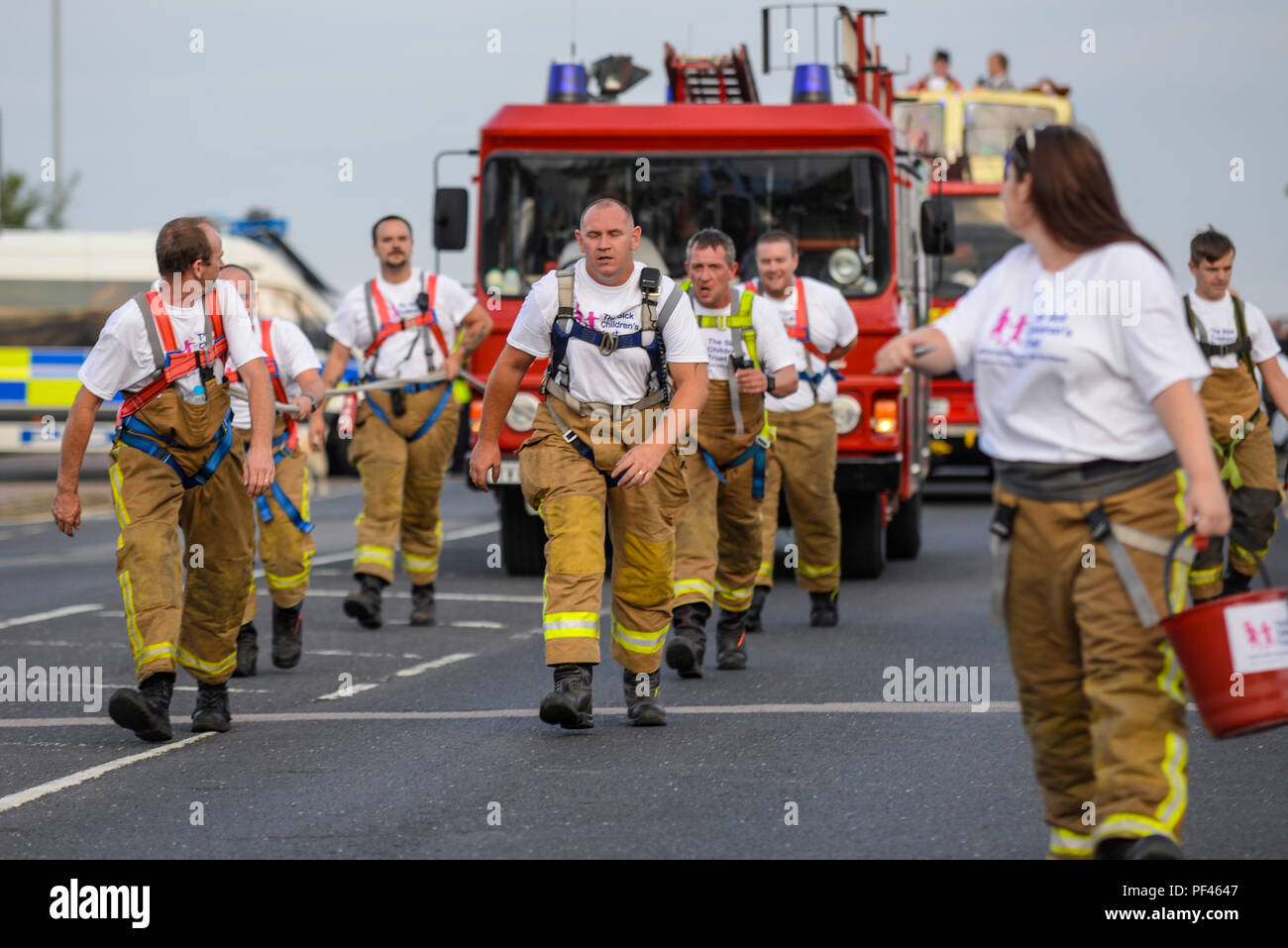 Southend SummerCare sfilata di carnevale. Southend on Sea, Essex, UK Vigili del Fuoco con Blackwater FRS tirando un incendio del motore della sfilata di carnevale Foto Stock