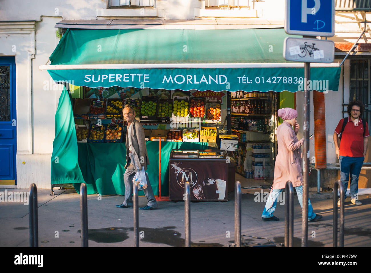Piccola drogheria a Parigi, Francia Foto Stock