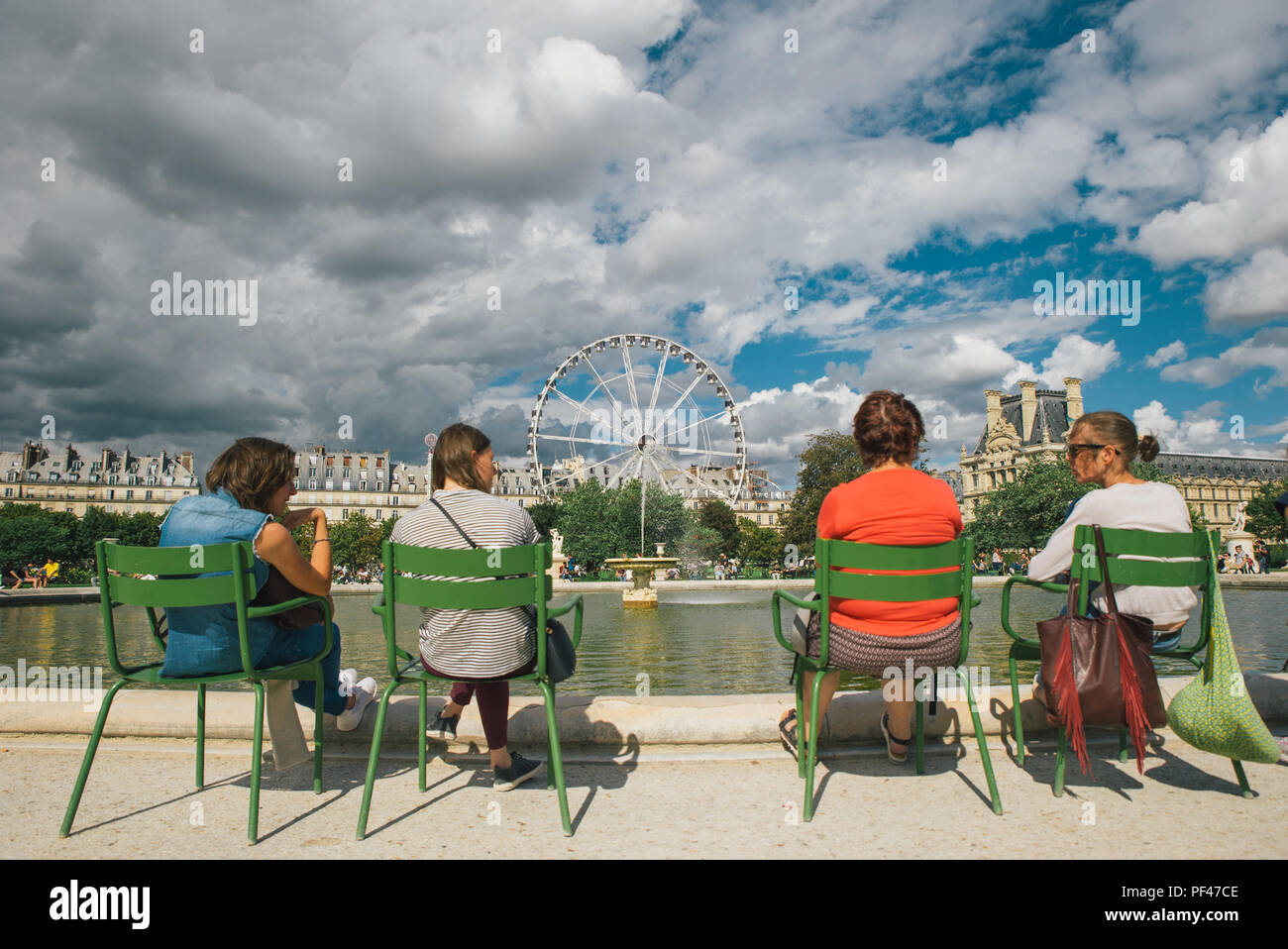 4 La donna a chiacchierare nel Jardin des Tuileries Parigi Foto Stock