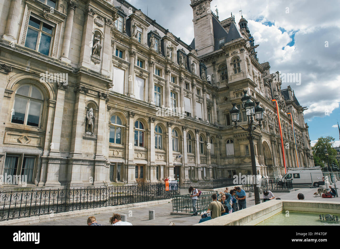 Tipico edificio storico di Parigi con stile parigino Foto Stock