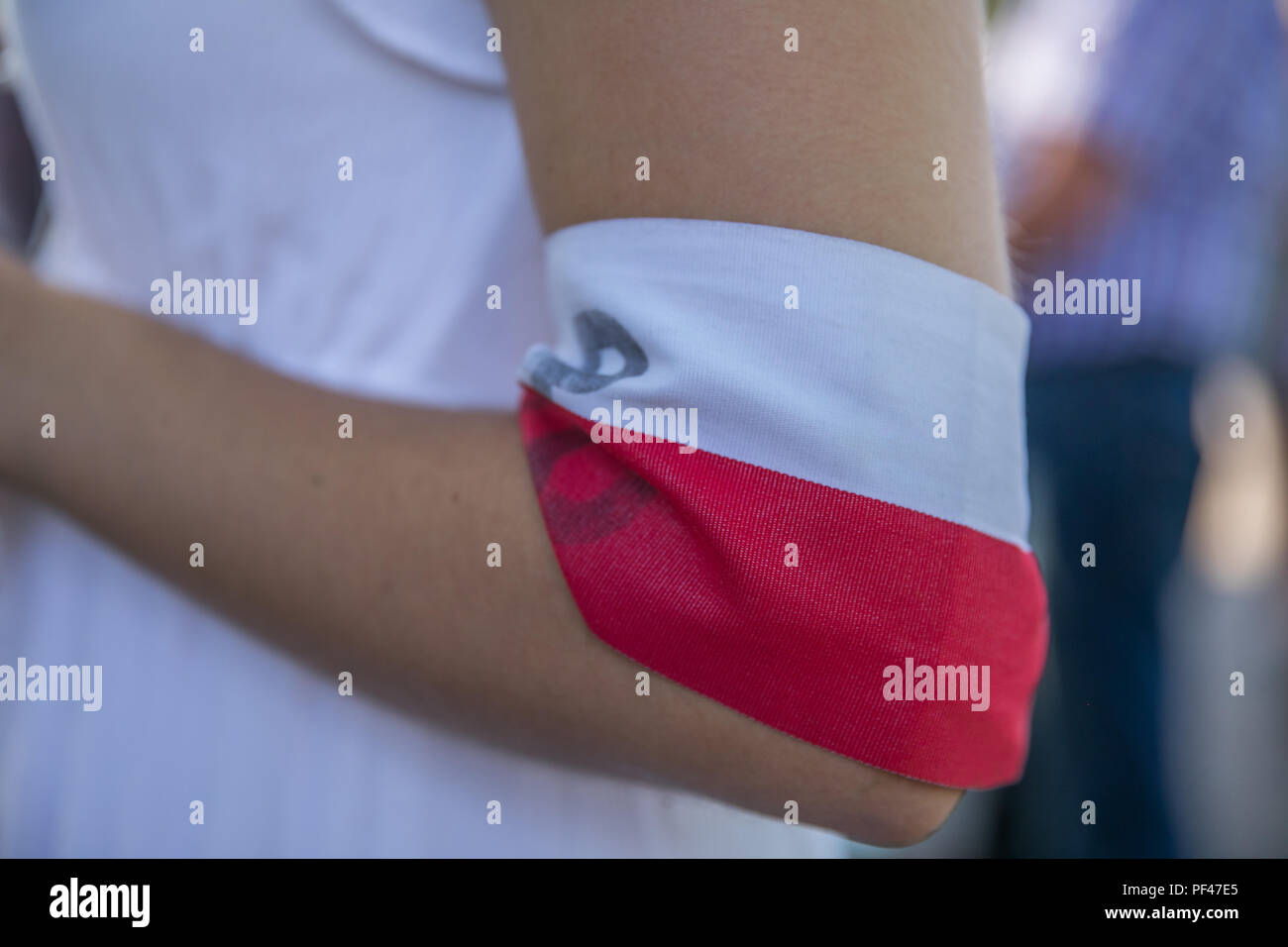 Anniversario dell'Insurrezione di Varsavia - Polacco simboli. Il bianco e il rosso bandiera polacca con sovrapposte emblema di ancoraggio della resistenza polacca Foto Stock