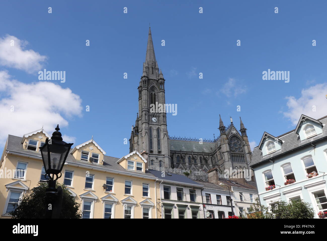 La graziosa cittadina di Cobh, dalla piazza principale, con il magnifico secoli vecchia cattedrale come punto focale. Foto Stock