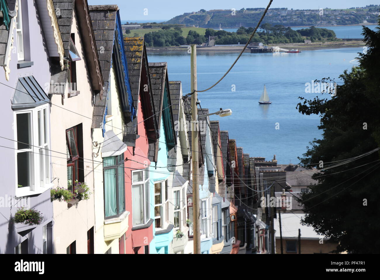 Case colorate di Cobh, Irlanda imbibire la Irish summer sun. La simmetria è incredibile e uno dei migliori parti conservate in questa piccola città incantevole Foto Stock