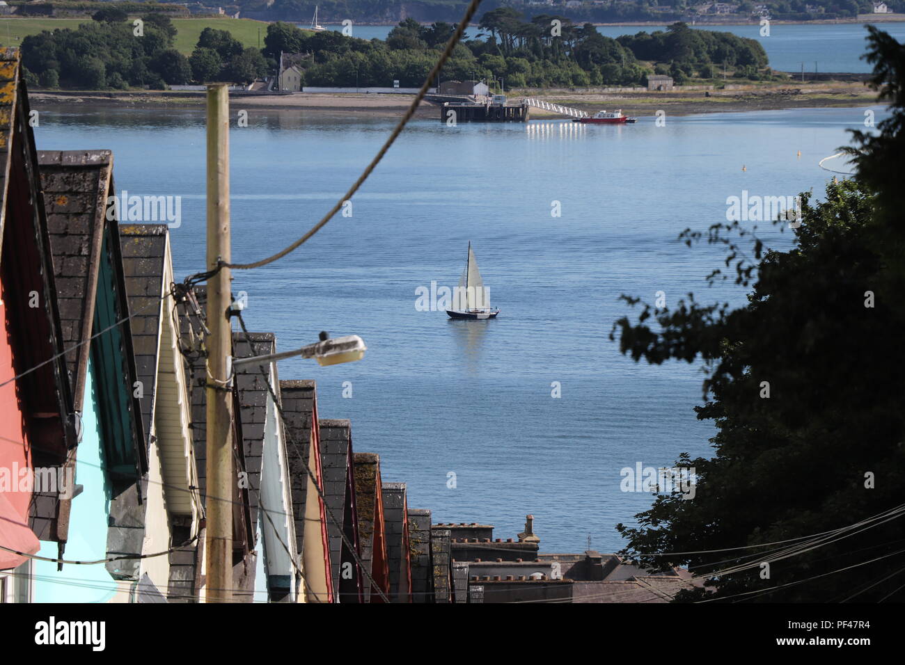 Case colorate di Cobh, Irlanda imbibire la Irish summer sun. La simmetria è incredibile e uno dei migliori parti conservate in questa piccola città incantevole Foto Stock