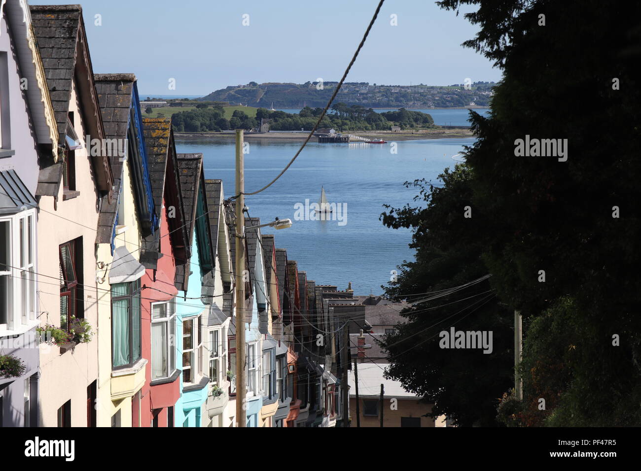 Case colorate di Cobh, Irlanda imbibire la Irish summer sun. La simmetria è incredibile e uno dei migliori parti conservate in questa piccola città incantevole Foto Stock