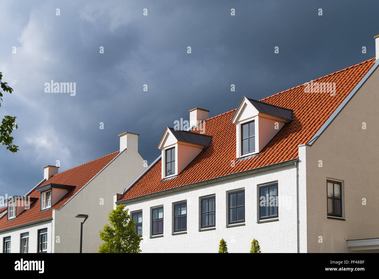 Facciate di identico bianco case residenziali nei Paesi Bassi Foto Stock