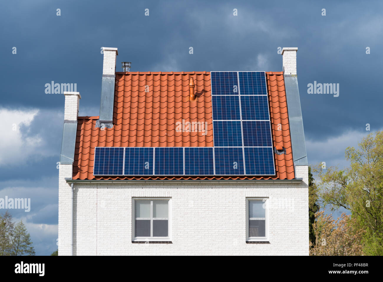 Moderne case unifamiliari nei Paesi Bassi con i pannelli solari sul tetto Foto Stock