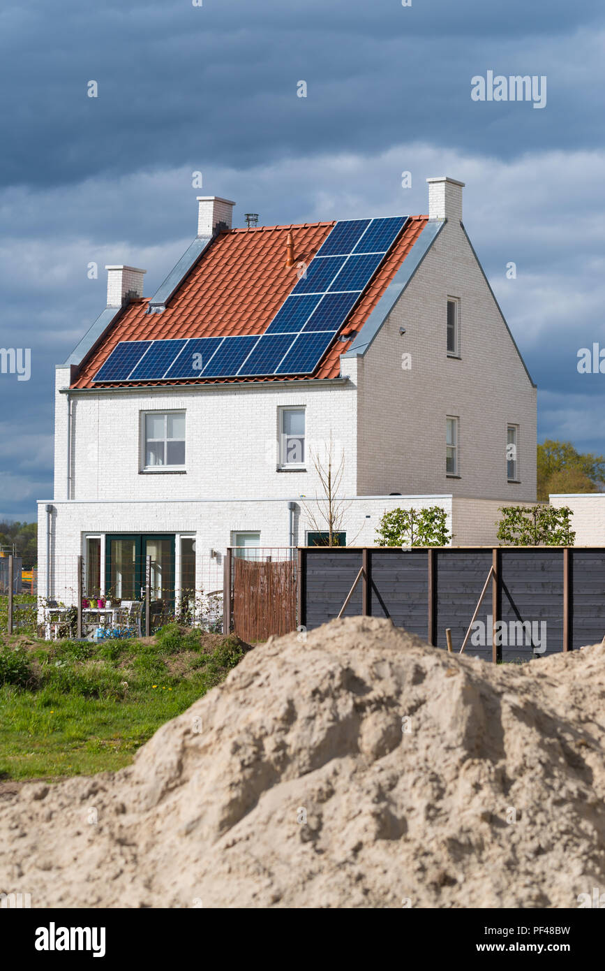 Moderne case unifamiliari nei Paesi Bassi con i pannelli solari sul tetto Foto Stock