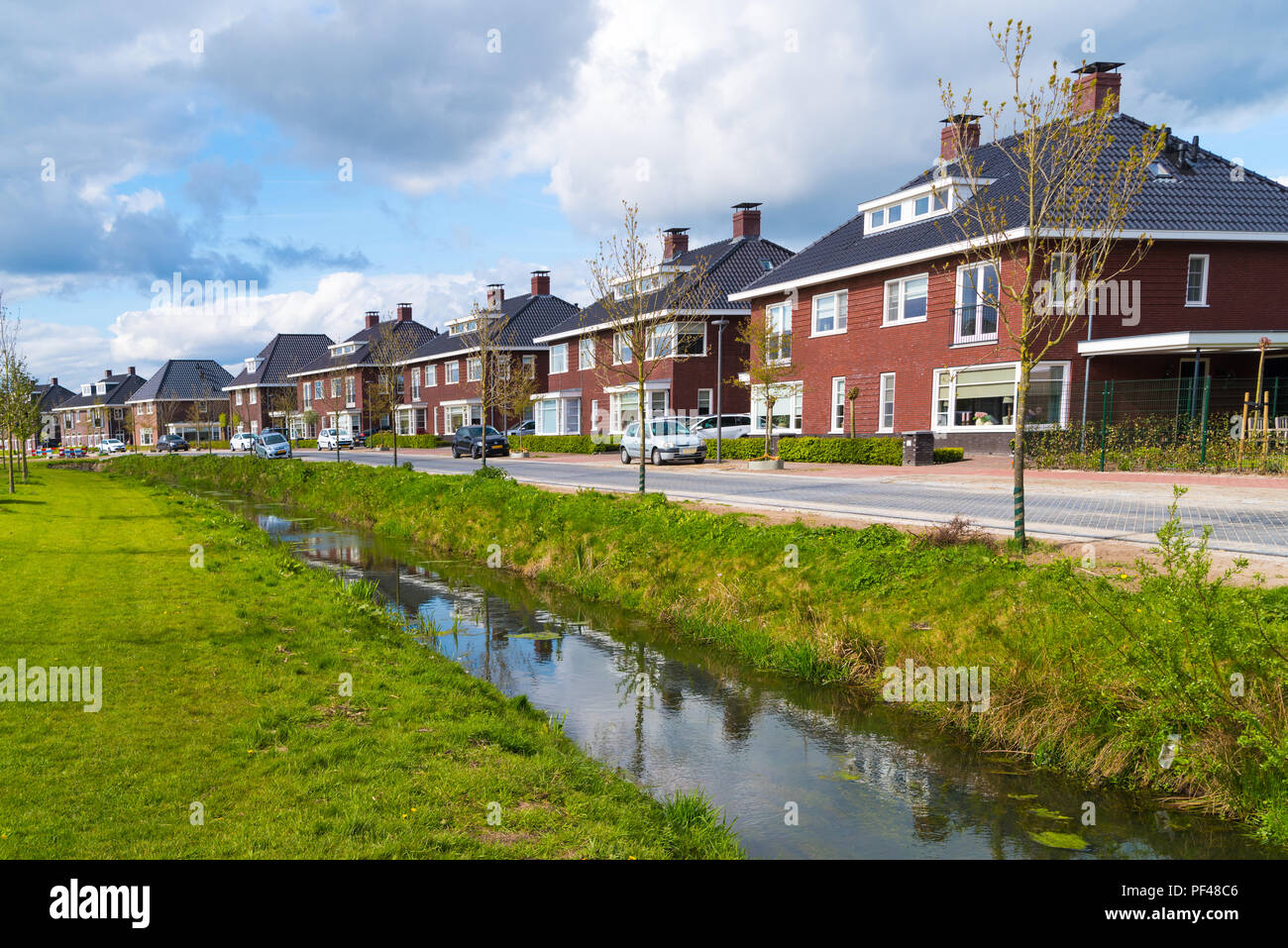 BORNE, Paesi Bassi - 23 Aprile 2017: Street con le moderne case residenziali nei Paesi Bassi Foto Stock