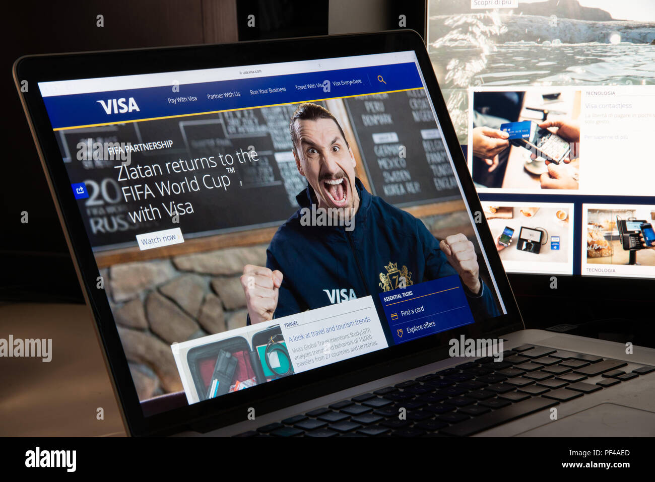 Milano, Italia - 15 agosto 2018: Visa online banking website homepage. Logo Visa visibile. Foto Stock