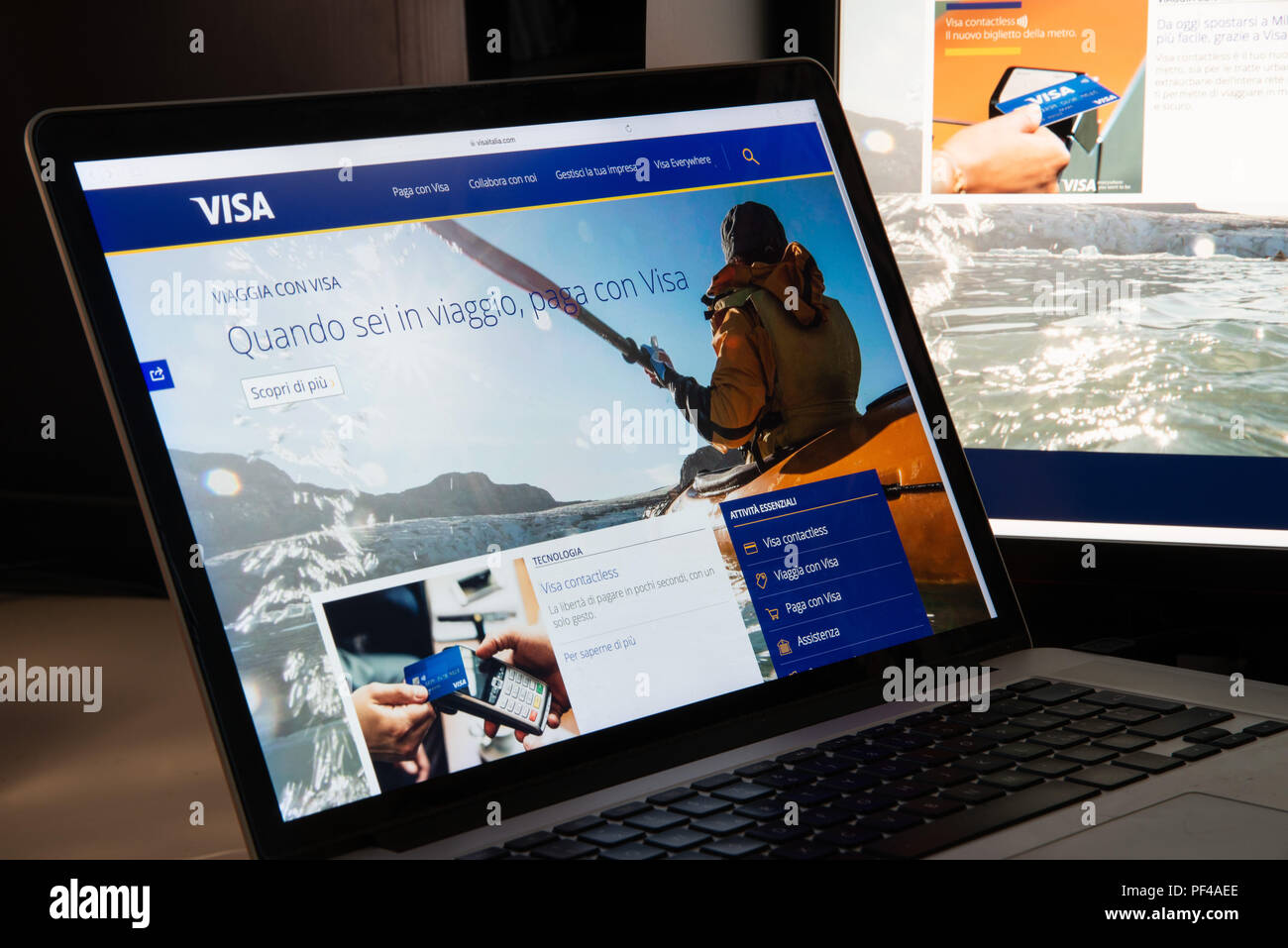 Milano, Italia - 15 agosto 2018: Visa online banking website homepage. Logo Visa visibile. Foto Stock