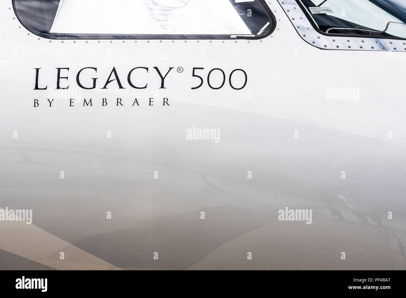 Embraer 500 Legacy a Farnborough Airshow internazionale FIA, aeronautica, aerospaziale trade show. Caratteri, testo Foto Stock