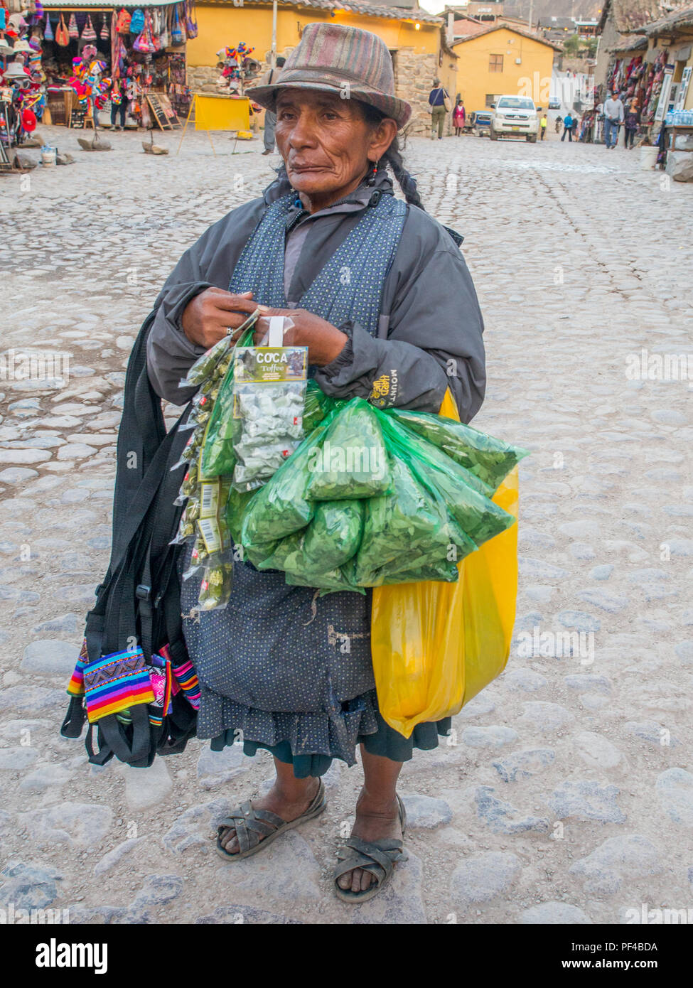 Ollantaytambo, Perù - 20 Maggio 2016: Donna vendita di foglie di coca e altri coca prodotto sul mercato Foto Stock