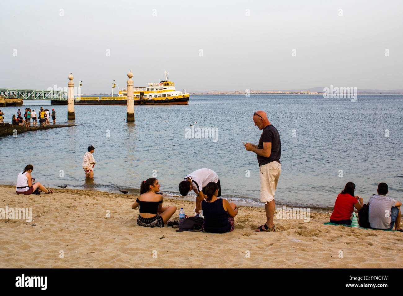 Le persone sono il raffreddamento al fiume Tago su una delle più calde giornate estive in Portogallo Foto Stock