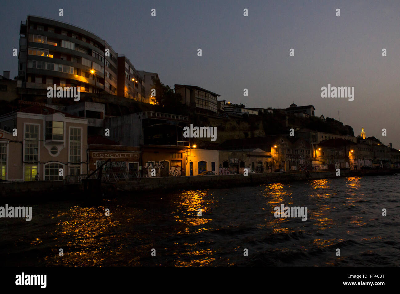 Edifici vuoti sul lungofiume di Cacilhas Foto Stock