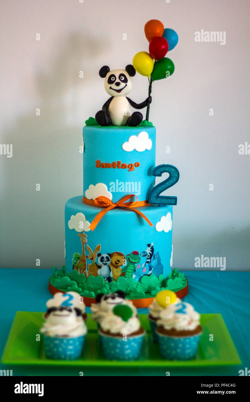 Due anni di Compleanno torta decorata Foto Stock